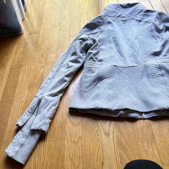 Lululemon Size 10 Gray Heathered Silver Spoon It's Happening Athletic Jacket - Picture 15 of 15